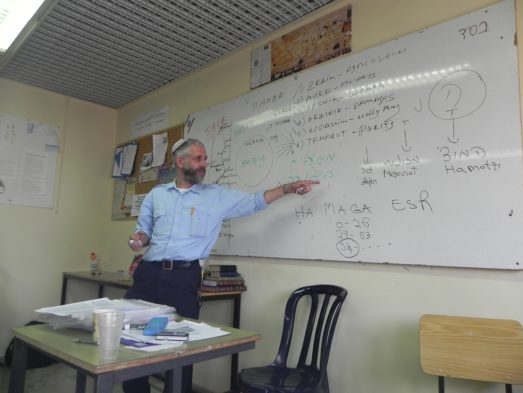 rabbi yosi dinkevitch in classroom, teaches