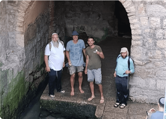 students, group photo outside, jeshiva boys rabbi norin